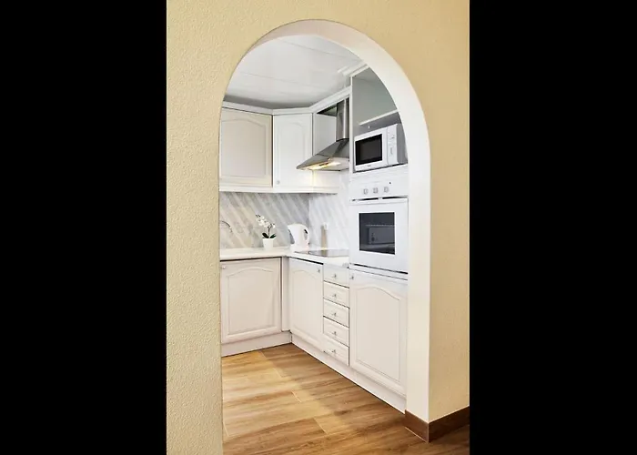 Amazing 2 Bedroom In דירה