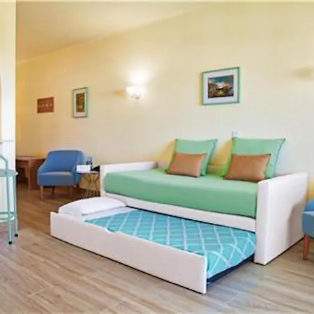 Amazing 2 Bedroom In Αλμπουφέιρα